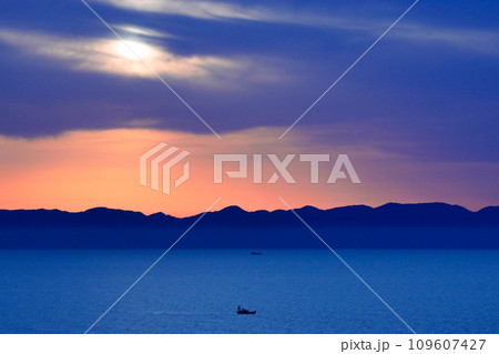 美しい夕焼けの海と小舟 109607427
