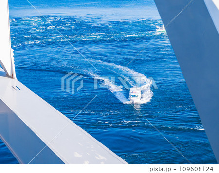 (徳島県)渦の道から眺める鳴門のうずしお・観光船 (徳島県)渦の道から眺める鳴門のうずしお・観光船 109608124