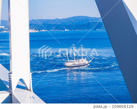 （徳島県）渦の道から眺める、うずしお観潮船 109608126