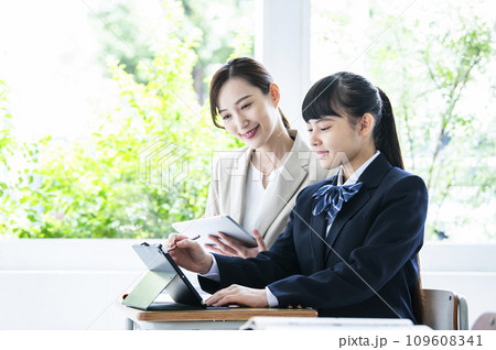 タブレットPCで勉強する女子中学生と女性教員 タブレットPCで勉強する女子中学生と女性教員 109608341