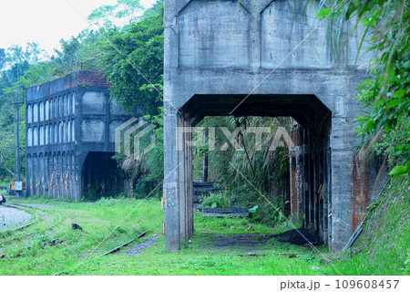 平渓線(台鉄)の菁桐駅、ホーム前に残る炭鉱のホッパ遺構 平渓線(台鉄)の菁桐駅、ホーム前に残る炭鉱のホッパ遺構 109608457