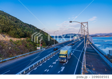 (徳島県)大鳴門橋を淡路・神戸側に向かう車 (徳島県)大鳴門橋を淡路・神戸側に向かう車 109608501