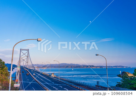 (徳島県)大鳴門橋を淡路・神戸側に向かう車 (徳島県)大鳴門橋を淡路・神戸側に向かう車 109608504