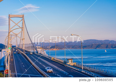 （徳島県）大鳴門橋を淡路・神戸側に向かう車 109608505
