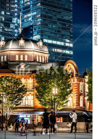 【東京都】夜の東京駅前 109608522