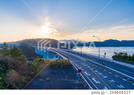 （徳島県）大鳴門橋を四国側に向かう車 109608527