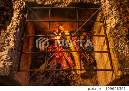 焚き火の炎 Fire in the fireplace deep in the forest 焚き火の炎 Fire in the fireplace deep in the forest 109608561