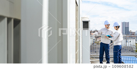 ビルの設備点検をするエンジニア ビルの設備点検をするエンジニア 109608582