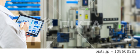 工作機械をタブレットで操作するエンジニア 工作機械をタブレットで操作するエンジニア 109608585