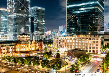 【東京都】ライトアップされた夜の東京駅前 【東京都】ライトアップされた夜の東京駅前 109608627