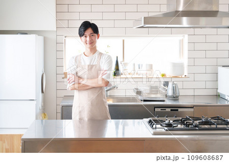 キッチンで料理する笑顔の男性 109608687