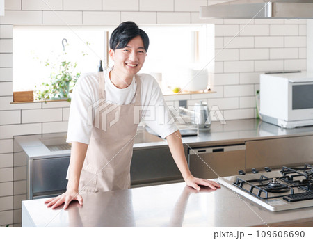 キッチンで料理する笑顔の男性 キッチンで料理する笑顔の男性 109608690