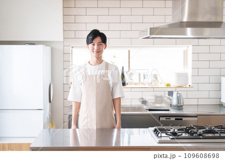 キッチンで料理する笑顔の男性 109608698