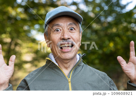 びっくりした表情の70代の男性 びっくりした表情の70代の男性 109608921