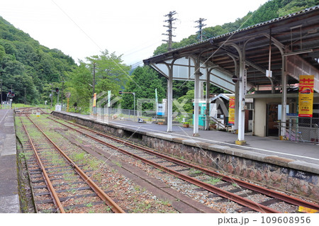 中国山地の山間部に位置する備後落合駅(広島県庄原市) 中国山地の山間部に位置する備後落合駅(広島県庄原市) 109608956