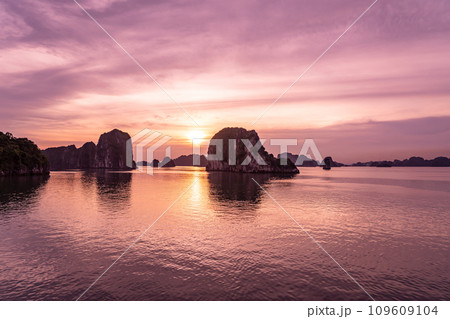 ベトナム　ハロン湾クルーズのクルーズ船の船上デッキからの夕陽の眺め 109609104