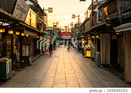 《東京都》柴又帝釈天参道・昭和レトロな街並みの夕暮れ 《東京都》柴又帝釈天参道・昭和レトロな街並みの夕暮れ 109609202