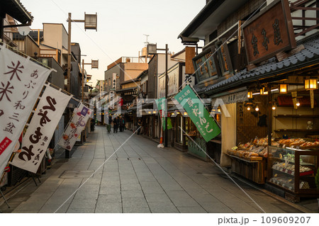 《東京都》柴又帝釈天参道・昭和レトロな街並みの夕暮れ 109609207