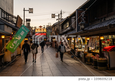 《東京都》柴又帝釈天参道・昭和レトロな街並みの夕暮れ 《東京都》柴又帝釈天参道・昭和レトロな街並みの夕暮れ 109609218