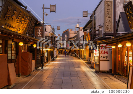 《東京都》柴又帝釈天参道・昭和レトロな街並みの夕暮れ 《東京都》柴又帝釈天参道・昭和レトロな街並みの夕暮れ 109609230