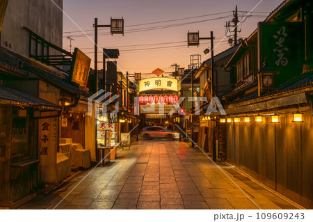 《東京都》柴又帝釈天参道・昭和レトロな街並みの夕暮れ 《東京都》柴又帝釈天参道・昭和レトロな街並みの夕暮れ 109609243