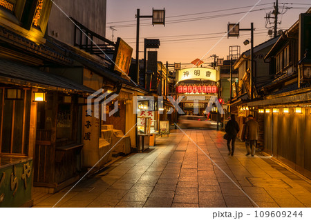 《東京都》柴又帝釈天参道・昭和レトロな街並みの夕暮れ 109609244
