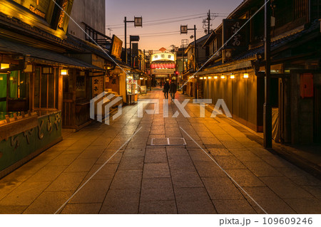 《東京都》柴又帝釈天参道・昭和レトロな街並みの夕暮れ 109609246