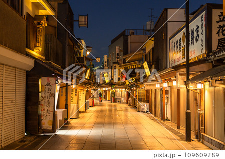 《東京都》柴又帝釈天参道・昭和レトロな街並みの夜景 109609289