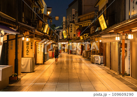 《東京都》柴又帝釈天参道・昭和レトロな街並みの夜景 109609290