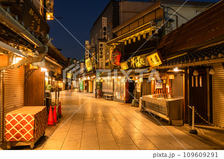 《東京都》柴又帝釈天参道・昭和レトロな街並みの夜景 《東京都》柴又帝釈天参道・昭和レトロな街並みの夜景 109609291