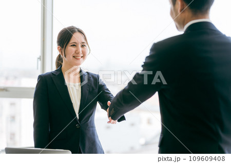商談の契約時に握手する男女のビジネスパーソン（弁護士・税理士・会計士） 109609408