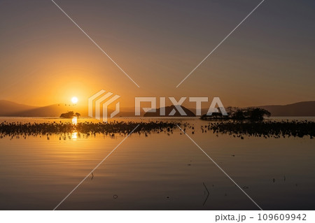 夕焼けに染まる冬の琵琶湖の情景 109609942
