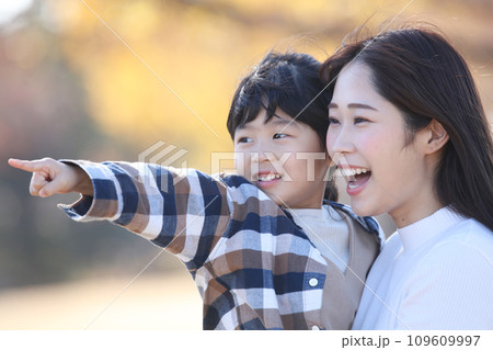 笑顔の親子 109609997