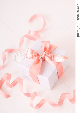 繊細で優しく柔らかな色、コーラルピンクリボンの贈り物 109610387
