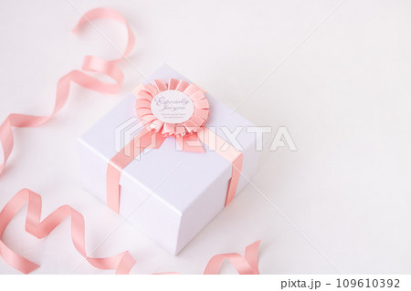 繊細で優しく柔らかな色、コーラルピンクリボンの贈り物 109610392