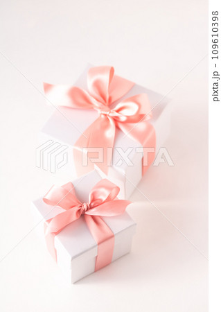 繊細で優しく柔らかな色、コーラルピンクリボンの贈り物 109610398