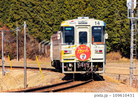 ローカル線を走る明知鉄道 109610431