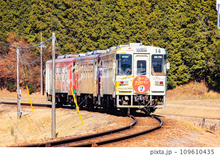 ローカル線を走る明知鉄道 109610435