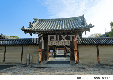 世界遺産　聖徳宗総本山法隆寺東院　四脚門 109610447