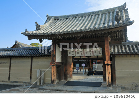 世界遺産　聖徳宗総本山法隆寺東院　四脚門 109610450