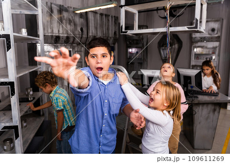 Quest game - children keep a boy turned into zombie 109611269