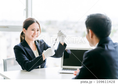 腕時計を質屋・リサイクルショップに買取査定に出すビジネスマンと鑑定士・査定士の女性 腕時計を質屋・リサイクルショップに買取査定に出すビジネスマンと鑑定士・査定士の女性 109611428