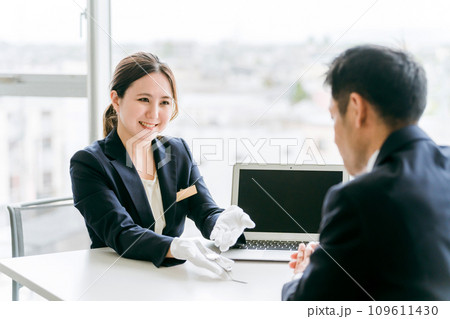 腕時計を質屋・リサイクルショップに買取査定に出すビジネスマンと鑑定士・査定士の女性 腕時計を質屋・リサイクルショップに買取査定に出すビジネスマンと鑑定士・査定士の女性 109611430