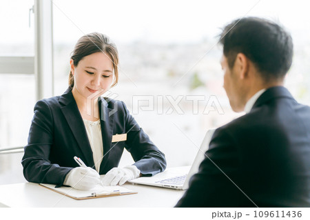 質屋・リサイクルショップで働く鑑定士・査定士・葬祭ディレクター・ウェディングプランナー 109611436