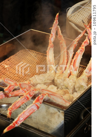 蒸し上げられるタラバガニの脚 タラバガニの脚肉 蒸し上げられるタラバガニの脚 タラバガニの脚肉 109611795