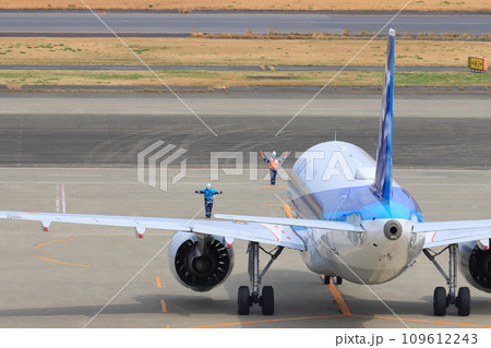 旅客機を誘導する地上誘導員 羽田空港のマーシャリング 旅客機を誘導する地上誘導員 羽田空港のマーシャリング 109612243