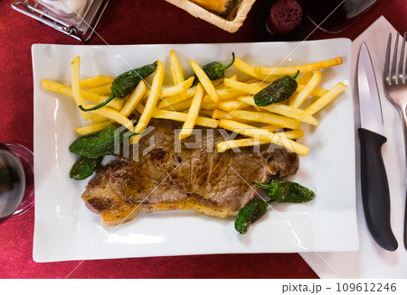 Steak of beef sirloin with fried potatoes Steak of beef sirloin with fried potatoes 109612246