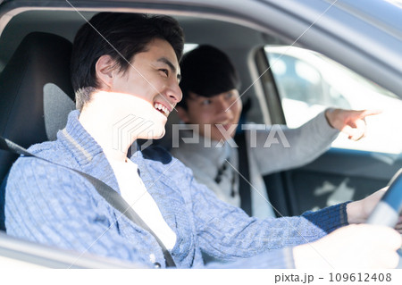 車でお出かけをする若い男性 車でお出かけをする若い男性 109612408