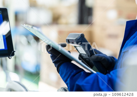 検品リストを確認する作業員 顔無し 検品リストを確認する作業員 顔無し 109612428