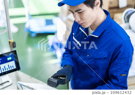 出荷リストを確認する若いロジスティクスんのスタップ 出荷リストを確認する若いロジスティクスんのスタップ 109612432